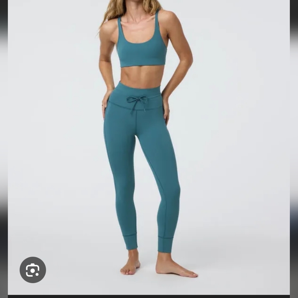 Vuori Set - Slate Green Daily Leggings XS, Yosemite Bra M